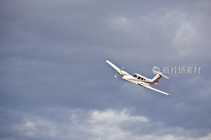 Piper PA-44-180T双引擎飞机，位于美国加利福尼亚州主教机场(KBIH)